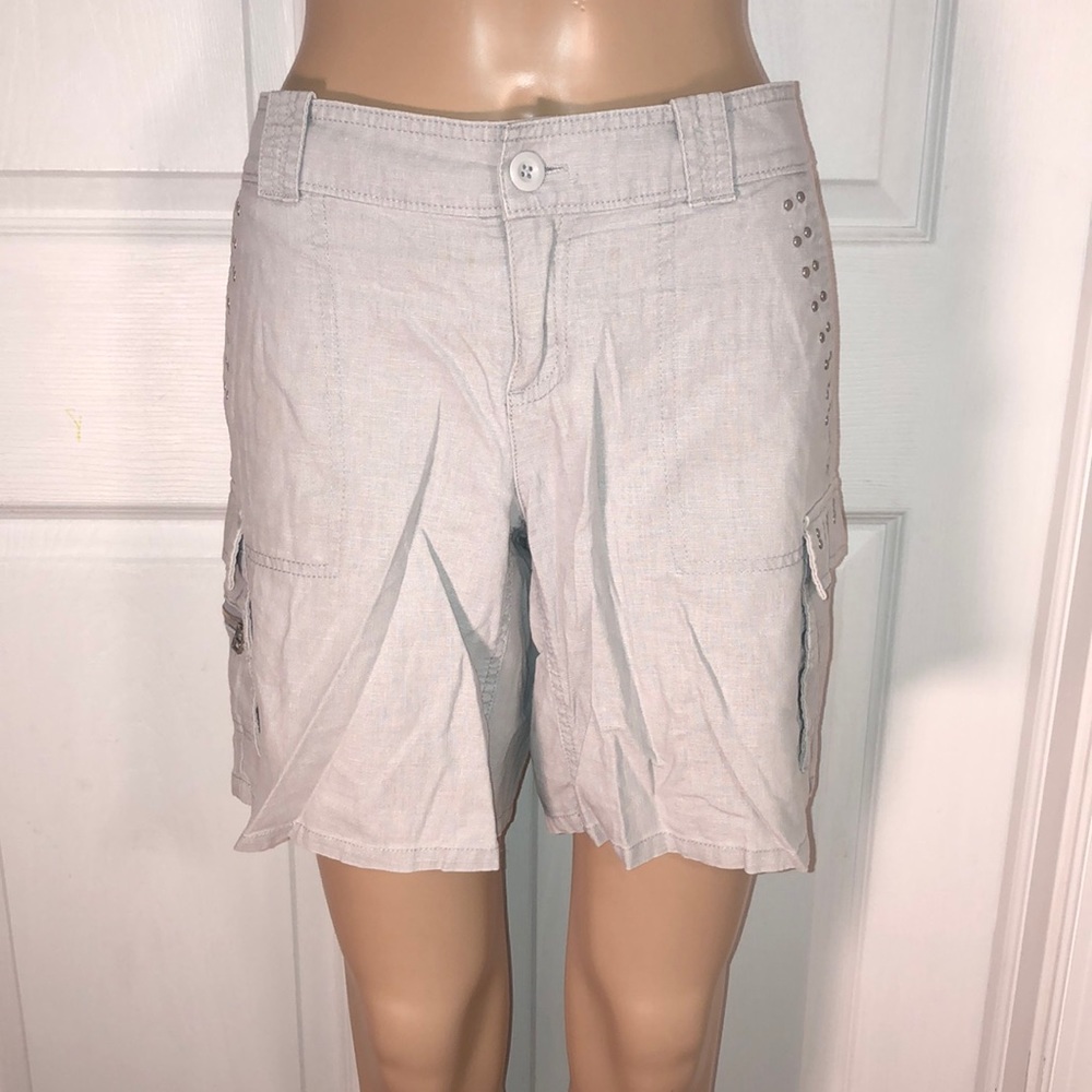 New York and Co. Grey Cargo Shorts. 4
